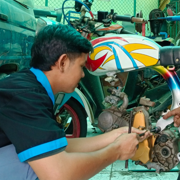 Praktik Teknik Otomotif SMK Amanah