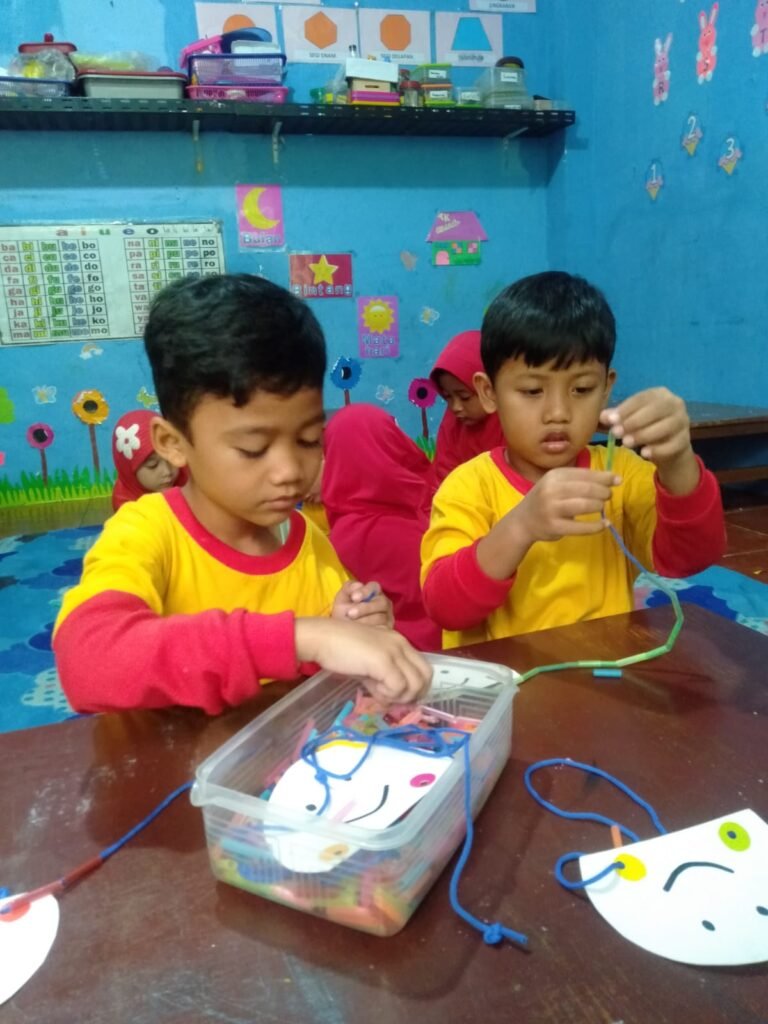 Kegiatan meronce di TK Amanah