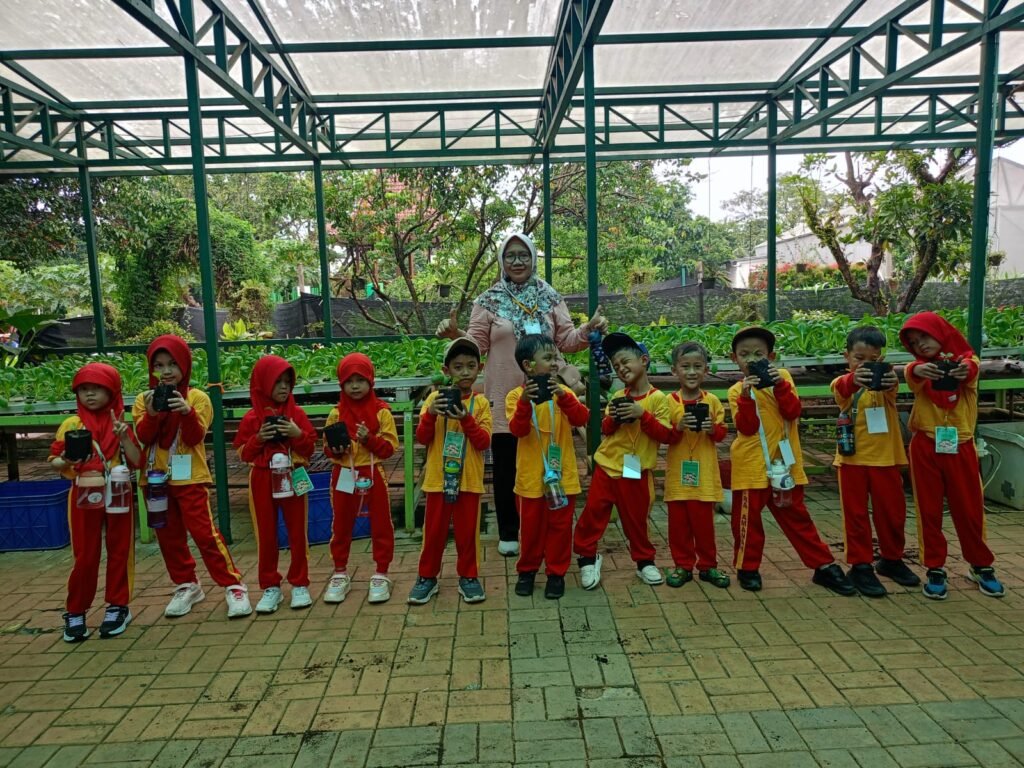 Kegiatan mengenal tanaman bersama TK Amanah